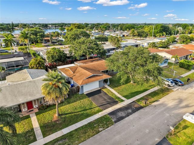 9511 NW 8th Street, Pembroke Pines, FL 33024