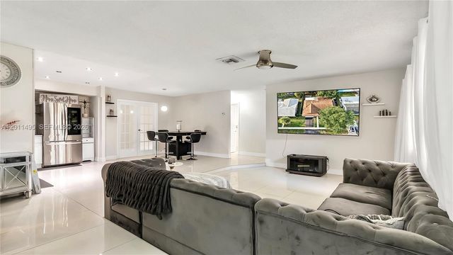 9511 NW 8th Street, Pembroke Pines, FL 33024