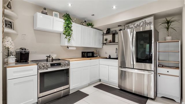 9511 NW 8th Street, Pembroke Pines, FL 33024