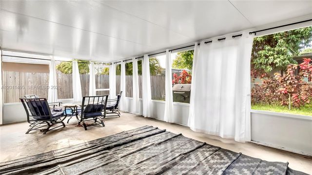 9511 NW 8th Street, Pembroke Pines, FL 33024