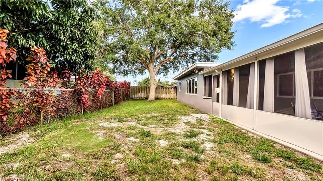 9511 NW 8th Street, Pembroke Pines, FL 33024