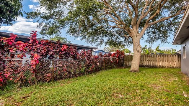 9511 NW 8th Street, Pembroke Pines, FL 33024