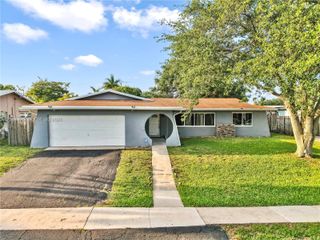 9511 NW 8th Street, Pembroke Pines, FL 33024