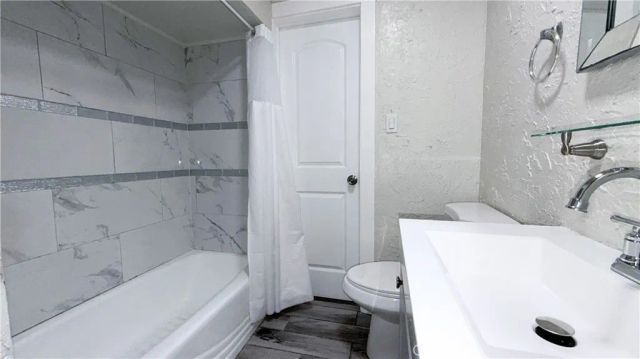 5023 Bakman Avenue 2, North Hollywood, CA 91601