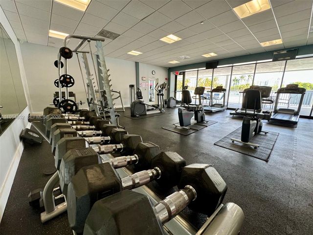 3675 N Country Club Dr 206, Aventura, FL 33180