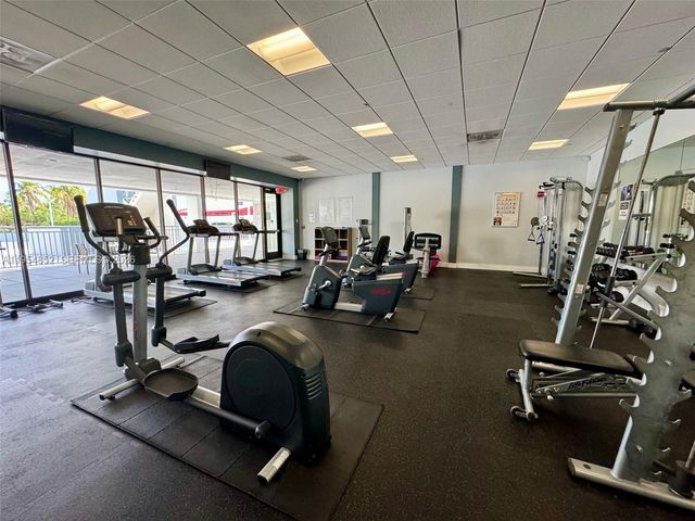 3675 N Country Club Dr 206, Aventura, FL 33180