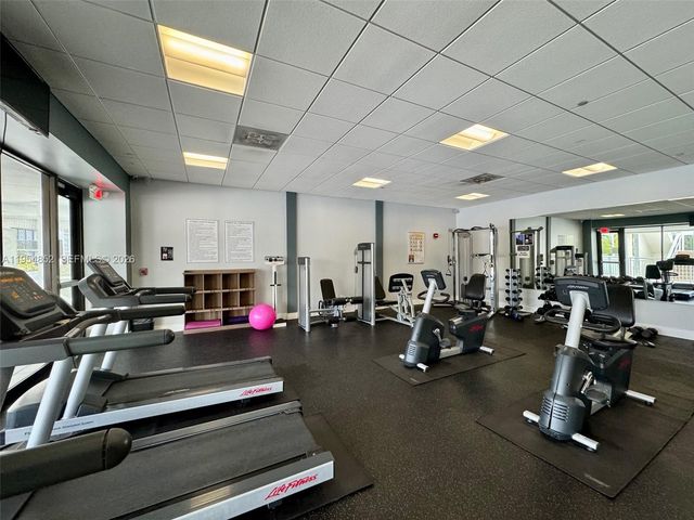 3675 N Country Club Dr 206, Aventura, FL 33180