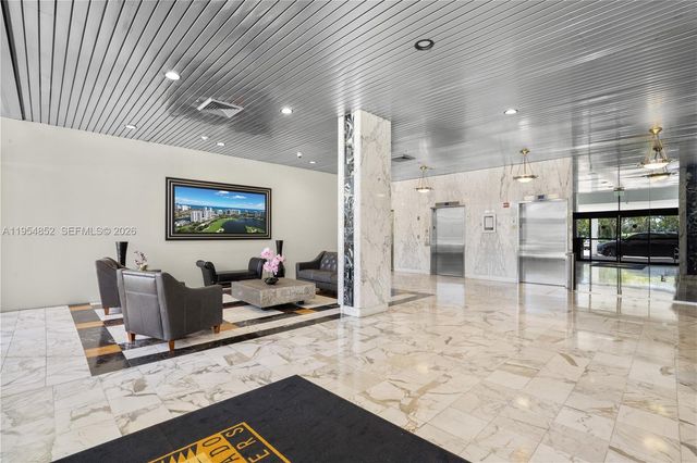 3675 N Country Club Dr 206, Aventura, FL 33180