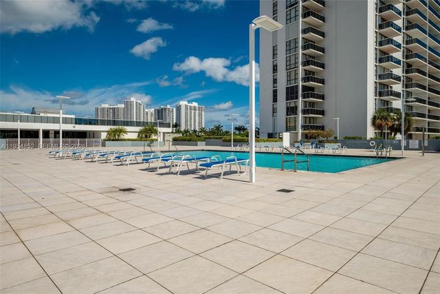 3675 N Country Club Dr 206, Aventura, FL 33180