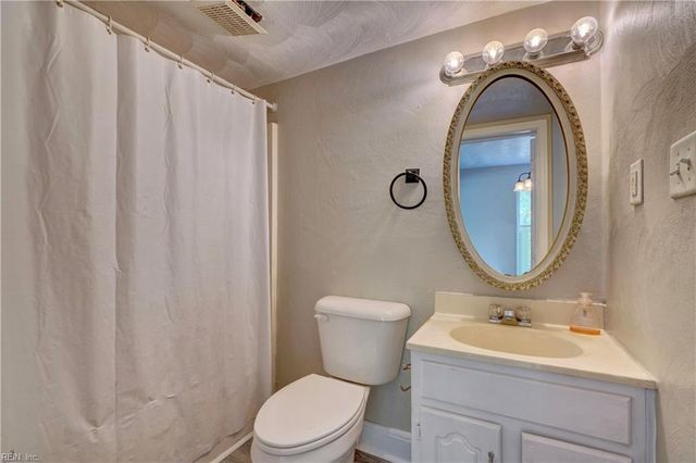 2017 Wilroy RD, Suffolk, VA 23434