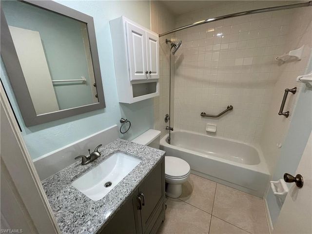 7768 Jewel LN 202, Naples, FL 34109