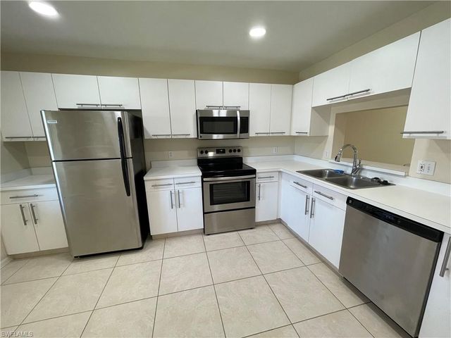 7768 Jewel LN 202, Naples, FL 34109