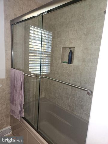 2962 KINGS LN, Lancaster, PA 17601