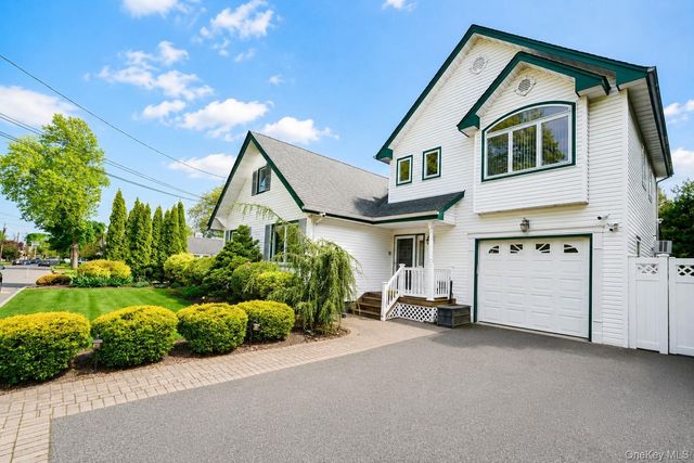 525 S Greene Avenue, Lindenhurst, NY 11757