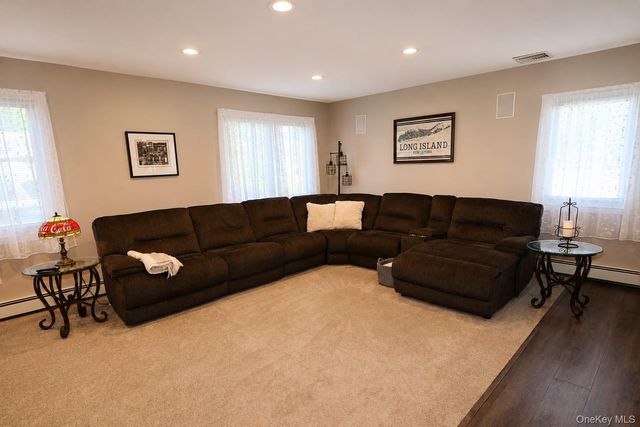 525 S Greene Avenue, Lindenhurst, NY 11757
