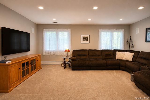 525 S Greene Avenue, Lindenhurst, NY 11757