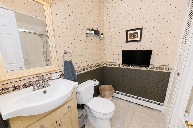525 S Greene Avenue, Lindenhurst, NY 11757