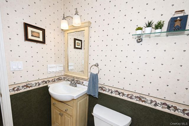 525 S Greene Avenue, Lindenhurst, NY 11757