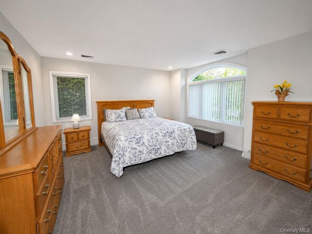 525 S Greene Avenue, Lindenhurst, NY 11757