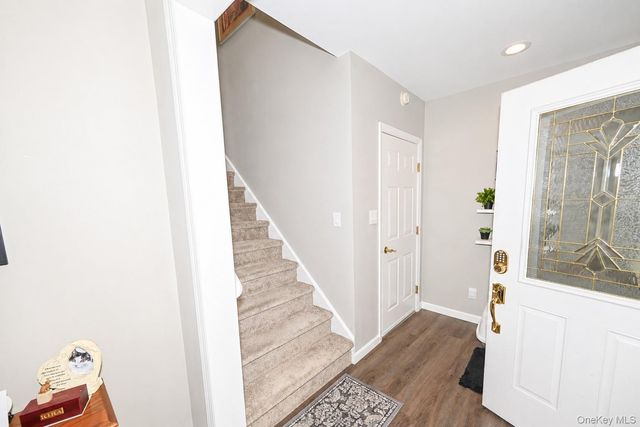 525 S Greene Avenue, Lindenhurst, NY 11757