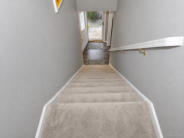 525 S Greene Avenue, Lindenhurst, NY 11757