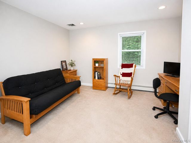 525 S Greene Avenue, Lindenhurst, NY 11757