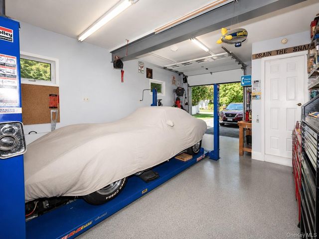 525 S Greene Avenue, Lindenhurst, NY 11757