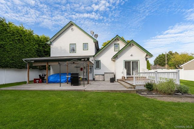 525 S Greene Avenue, Lindenhurst, NY 11757