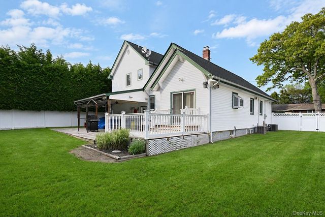 525 S Greene Avenue, Lindenhurst, NY 11757