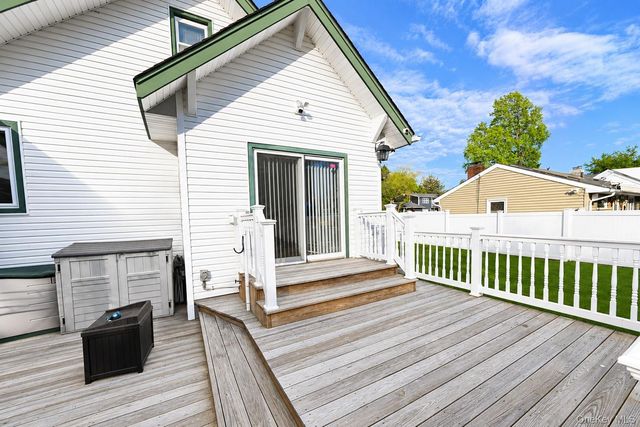 525 S Greene Avenue, Lindenhurst, NY 11757