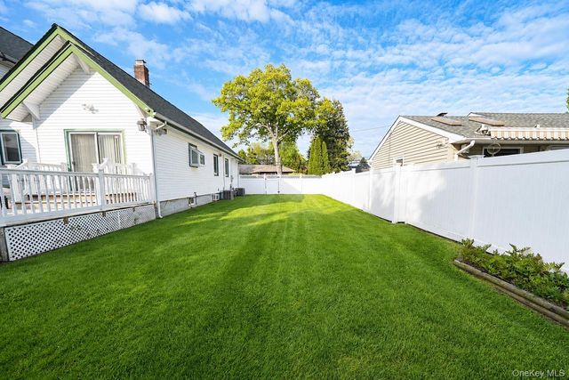 525 S Greene Avenue, Lindenhurst, NY 11757