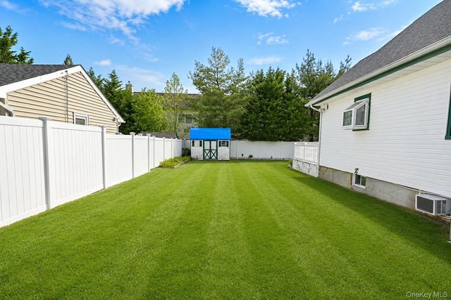 525 S Greene Avenue, Lindenhurst, NY 11757