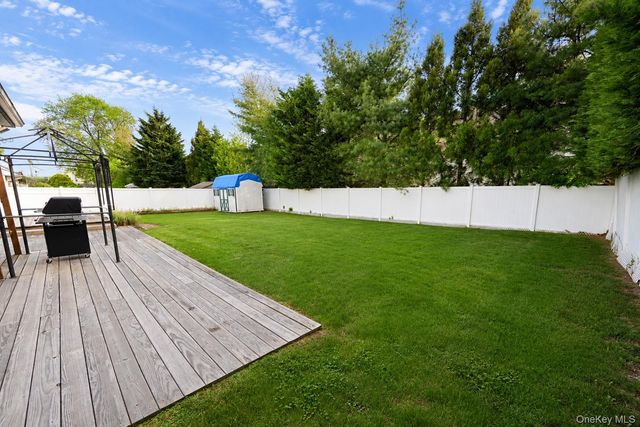 525 S Greene Avenue, Lindenhurst, NY 11757