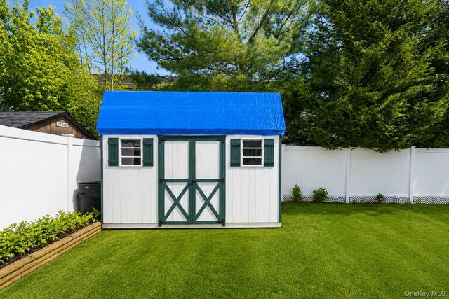 525 S Greene Avenue, Lindenhurst, NY 11757