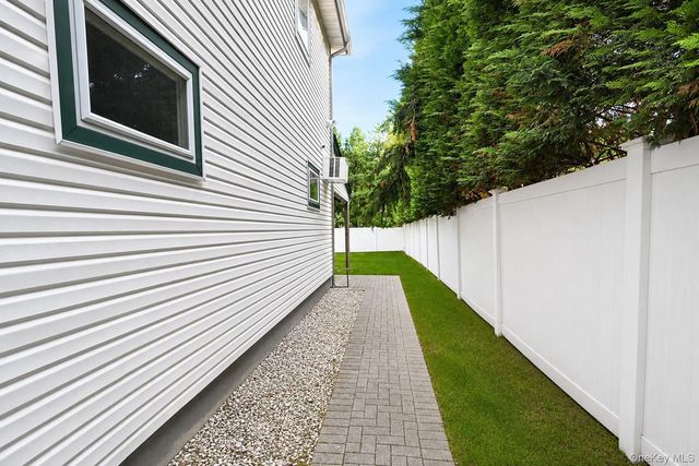 525 S Greene Avenue, Lindenhurst, NY 11757