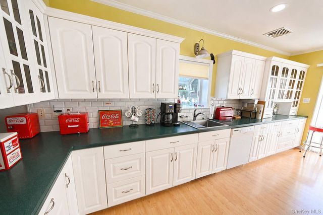 525 S Greene Avenue, Lindenhurst, NY 11757