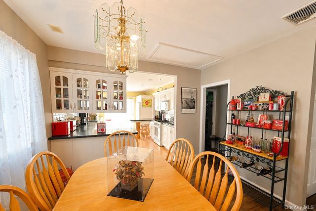 525 S Greene Avenue, Lindenhurst, NY 11757