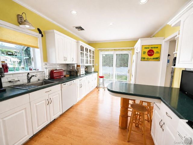525 S Greene Avenue, Lindenhurst, NY 11757