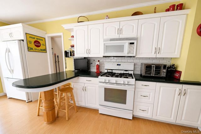 525 S Greene Avenue, Lindenhurst, NY 11757