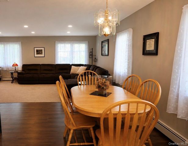525 S Greene Avenue, Lindenhurst, NY 11757