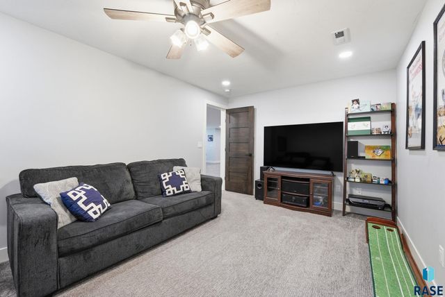 717 N Willow Creek Ave Avenue, Sioux Falls, SD 57110