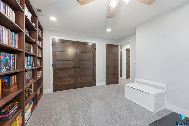 717 N Willow Creek Ave Avenue, Sioux Falls, SD 57110