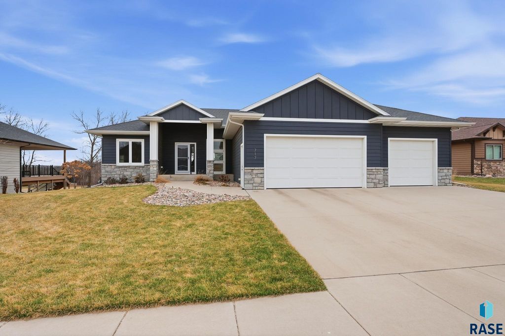 717 N Willow Creek Ave Avenue, Sioux Falls, SD 57110