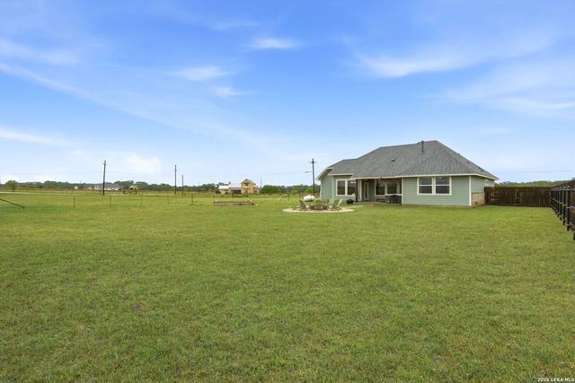 1302 COUNTRYSIDE BND, Fredericksburg, TX 78624