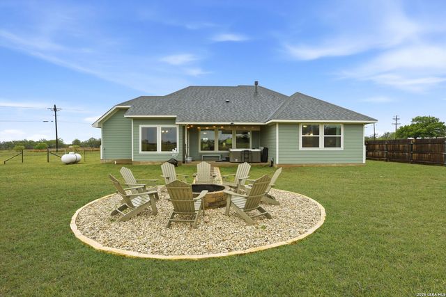 1302 COUNTRYSIDE BND, Fredericksburg, TX 78624