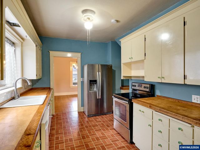 216 S James St, Silverton, OR 97381