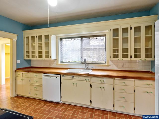 216 S James St, Silverton, OR 97381