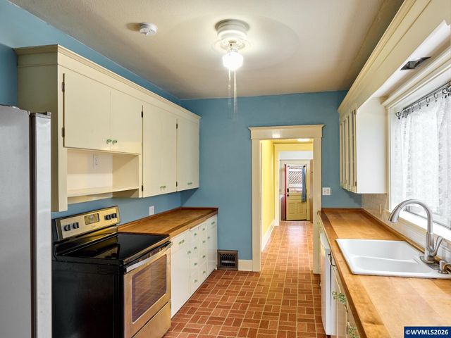 216 S James St, Silverton, OR 97381