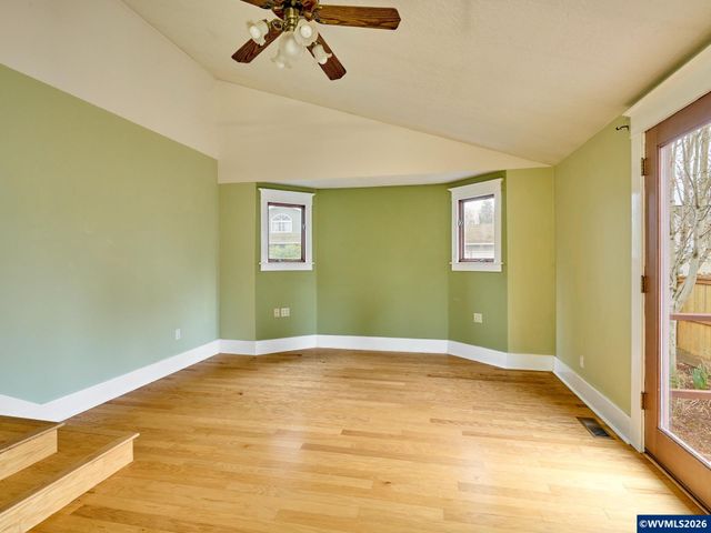 216 S James St, Silverton, OR 97381