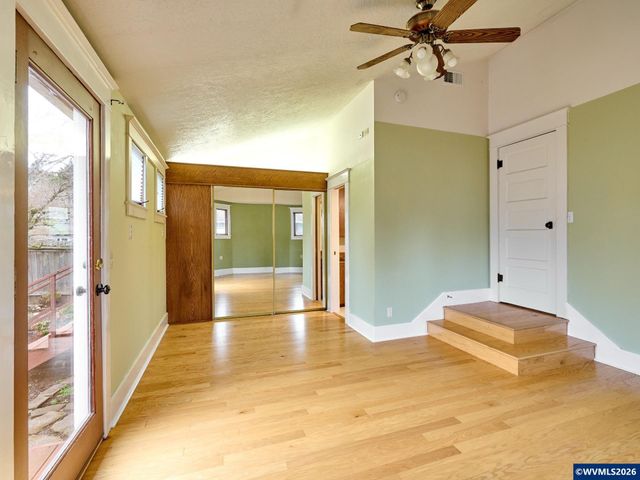 216 S James St, Silverton, OR 97381